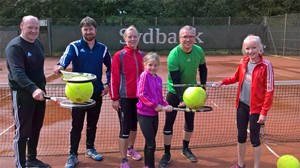 Familietennis i lgod tordner frem 