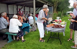 Flot sommeraften med grill og petanque i dum