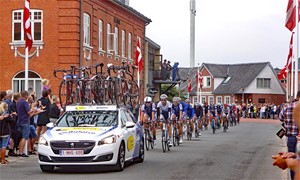 Postrytterne godt modtaget af feststemt by