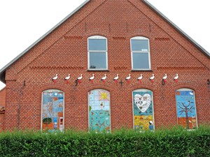 Stork nr. 11 er fljet op p skolens gavl i Horne